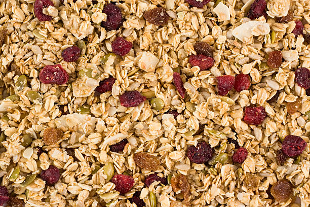 antiallergene müsli mit hafer wholegrain samen und getrocknete beeren - granola cereal breakfast stack stock-fotos und bilder