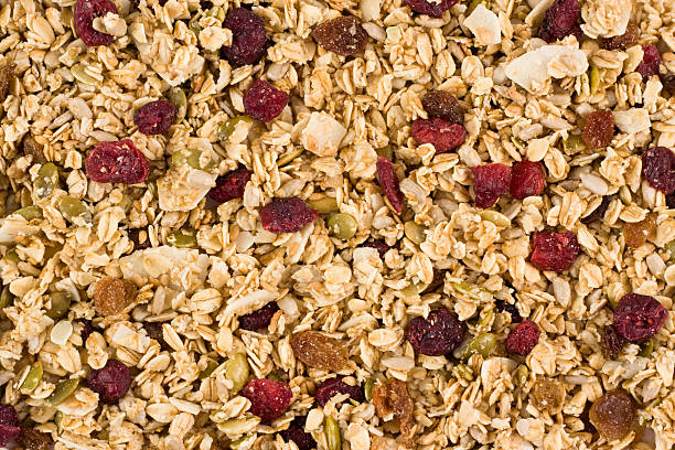 그라놀라 클러스터 오트밀, 통밀 씨앗류 및 건조 베리류 - granola cereal breakfast stack 뉴스 사진 이미지