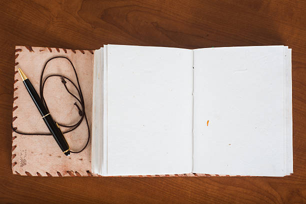 pele vazio livro diário ou livro de convidados com caneta esferográfica - guest book note pad writing diary imagens e fotografias de stock