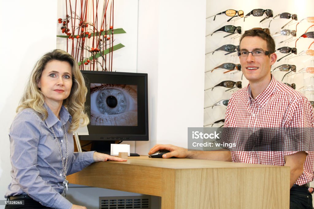 Lunettes magasin - Photo de Femmes libre de droits