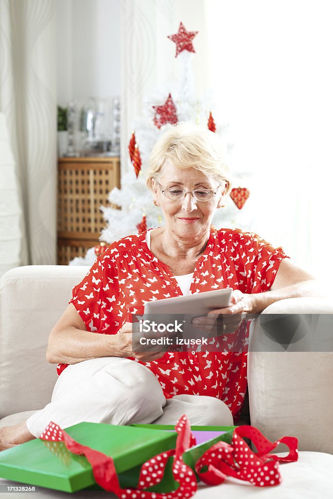 Mujer Senior usando tableta digital - Foto de stock de Leer libre de derechos