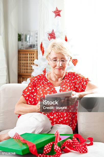 Mujer Senior Usando Tableta Digital Foto de stock y más banco de imágenes de Leer - Leer, Mujeres maduras, Navidad