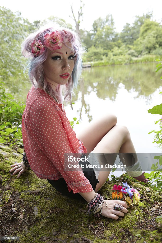 Retrato de niña que lleva las flores en el lago - Foto de stock de Festival de Glastonbury libre de derechos