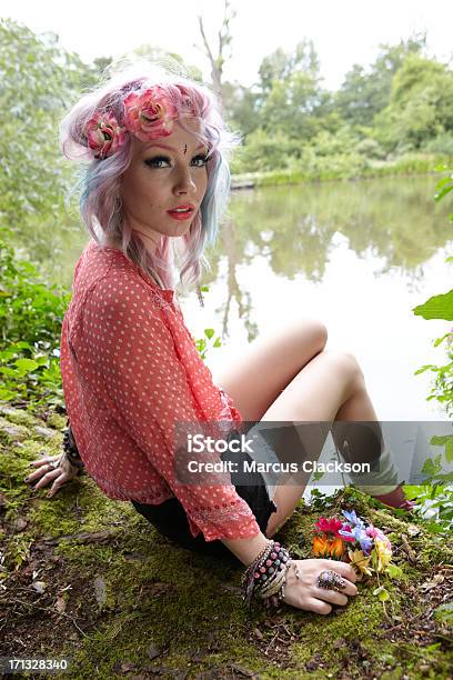 Retrato De Niña Que Lleva Las Flores En El Lago Foto de stock y más banco de imágenes de Festival de Glastonbury - Festival de Glastonbury, Adolescencia, Adulto