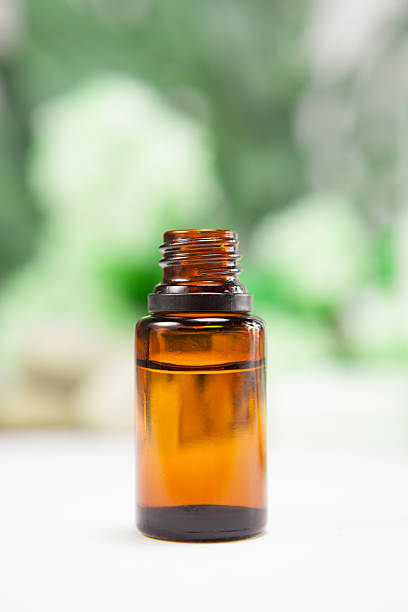 óleo essencial - homeopathic medicine medicine vertical studio shot - fotografias e filmes do acervo