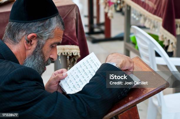 Żydowska Człowiek Czytanie W Jerozolimie - zdjęcia stockowe i więcej obrazów Broda - Broda, Bóg, Czytać