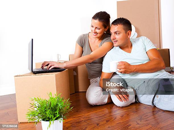 Junges Paar Mit Laptopcomputer In Ihrem Neuen Ort Stockfoto und mehr Bilder von Boden - Boden, Computer, Drahtlose Technologie