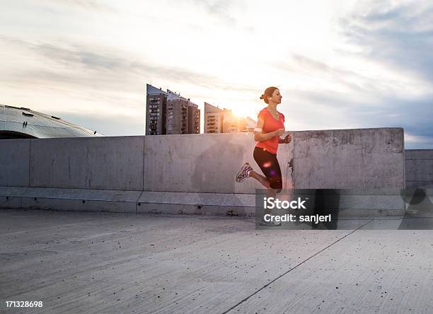 Ragazza Sport - Fotografie stock e altre immagini di Adulto - Adulto, Ambientazione esterna, Attività