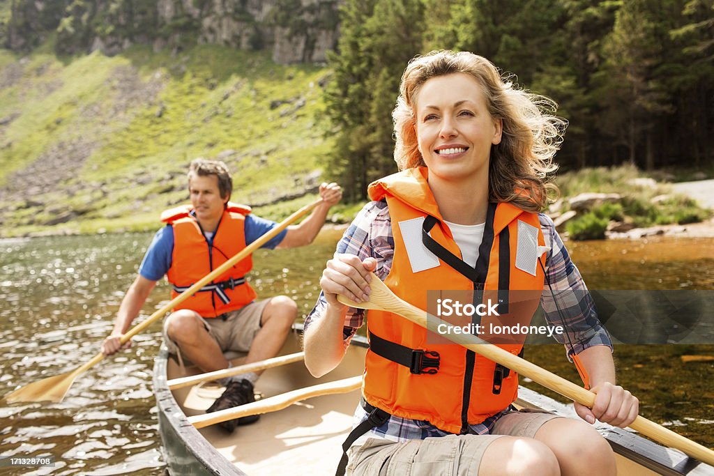 커플입니다 On 카누 여행 - 로열티 프리 2명 스톡 사진