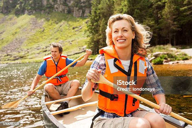 커플입니다 On 카누 여행 2명에 대한 스톡 사진 및 기타 이미지 - 2명, 30-39세, 강