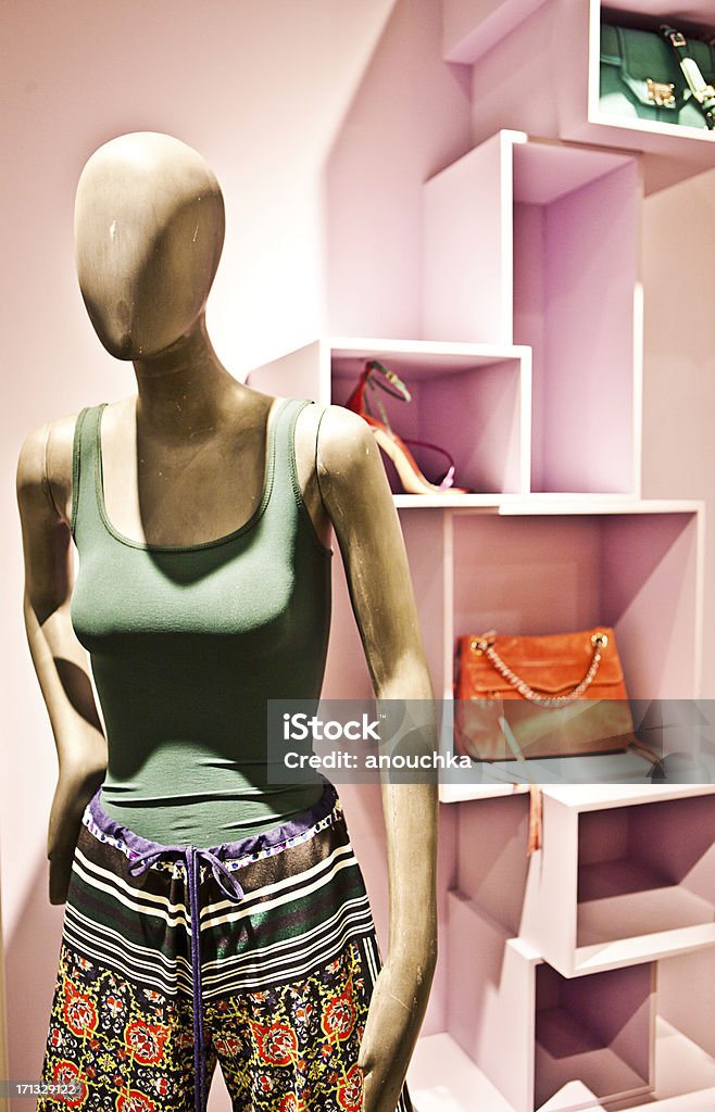 Manequim em loja de moda - Foto de stock de Adulto royalty-free