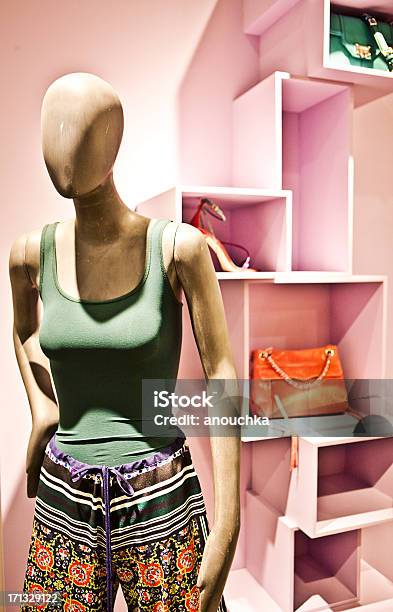 Manequim De Loja De Moda - Fotografias de stock e mais imagens de Adulto - Adulto, Alta Costura, Armazém Comercial