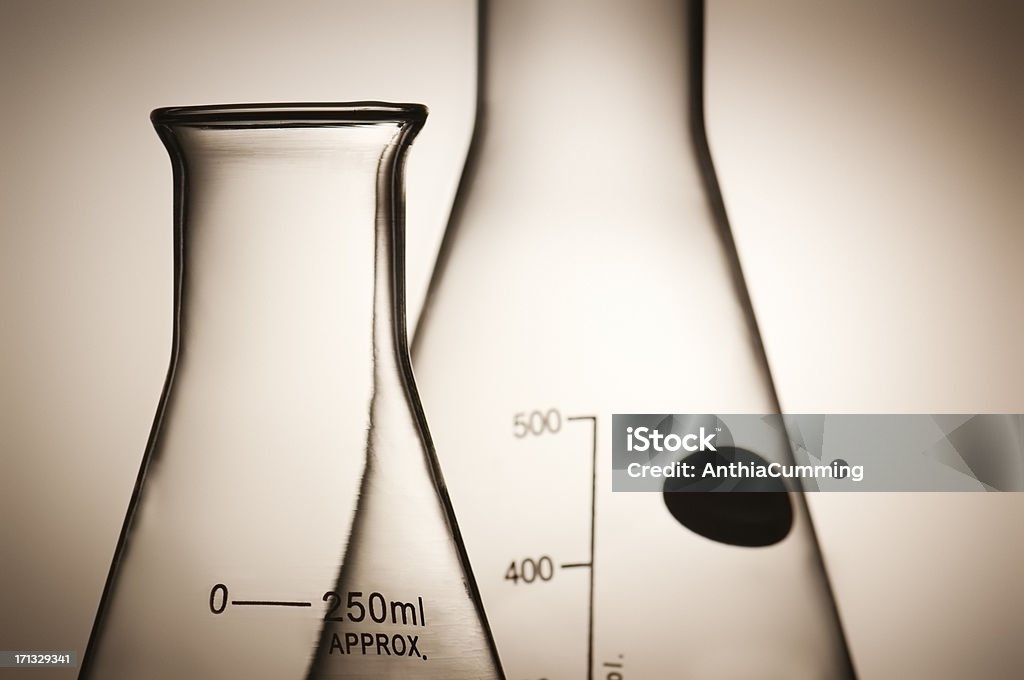 flasks verre de laboratoire et beakers de silhouette - Photo de Récipient à bec verseur libre de droits