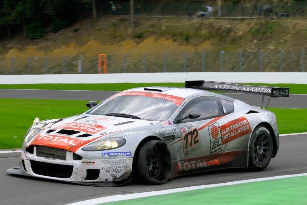 aston martin dbrs9 carro de corrida na pista de corrida - fia imagens e fotografias de stock