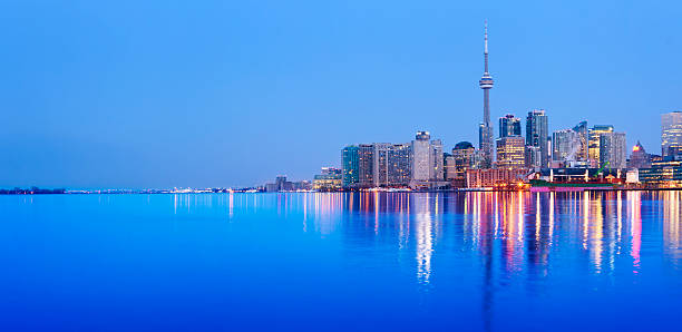 skyline di toronto in canada - toronto skyline cn tower night foto e immagini stock