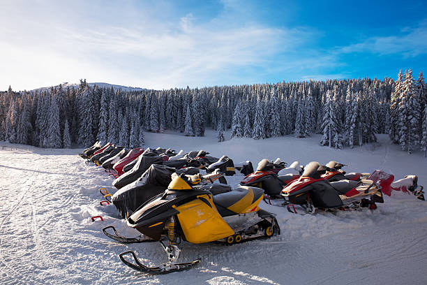 冬のスキーリゾート - snowmobiling snow winter mountain ストックフォトと画像