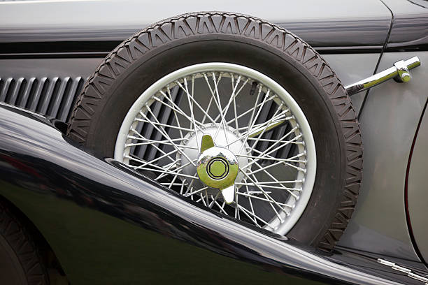 英国の伝統的なスポーツ車 - collectors car car hubcap retro revival ストックフォトと画像