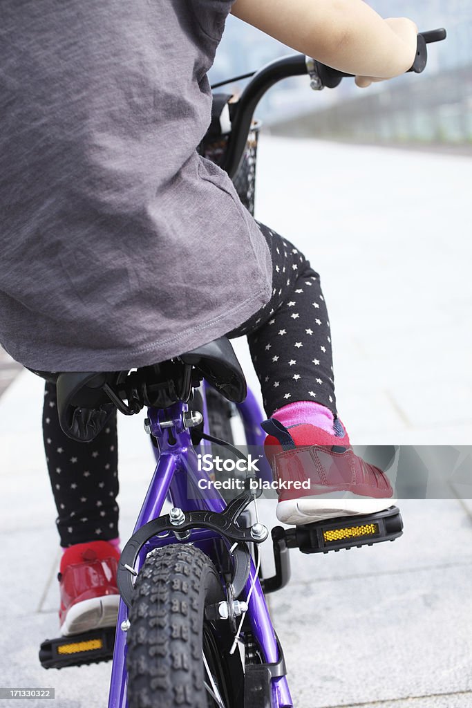 Bambino bicicletta - Foto stock royalty-free di Ambientazione esterna