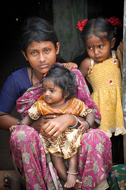 a maternidade - india slum poverty family - fotografias e filmes do acervo