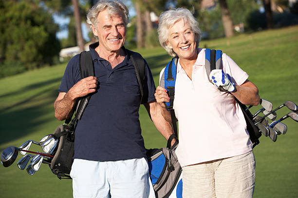 선임 한 부부가 운수에 골프는요 - senior couple golf retirement action 뉴스 사진 이미지