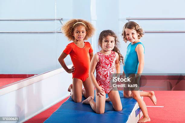 Little Gymnasts Foto de stock y más banco de imágenes de Gimnasia - Gimnasia, Niño, Caer