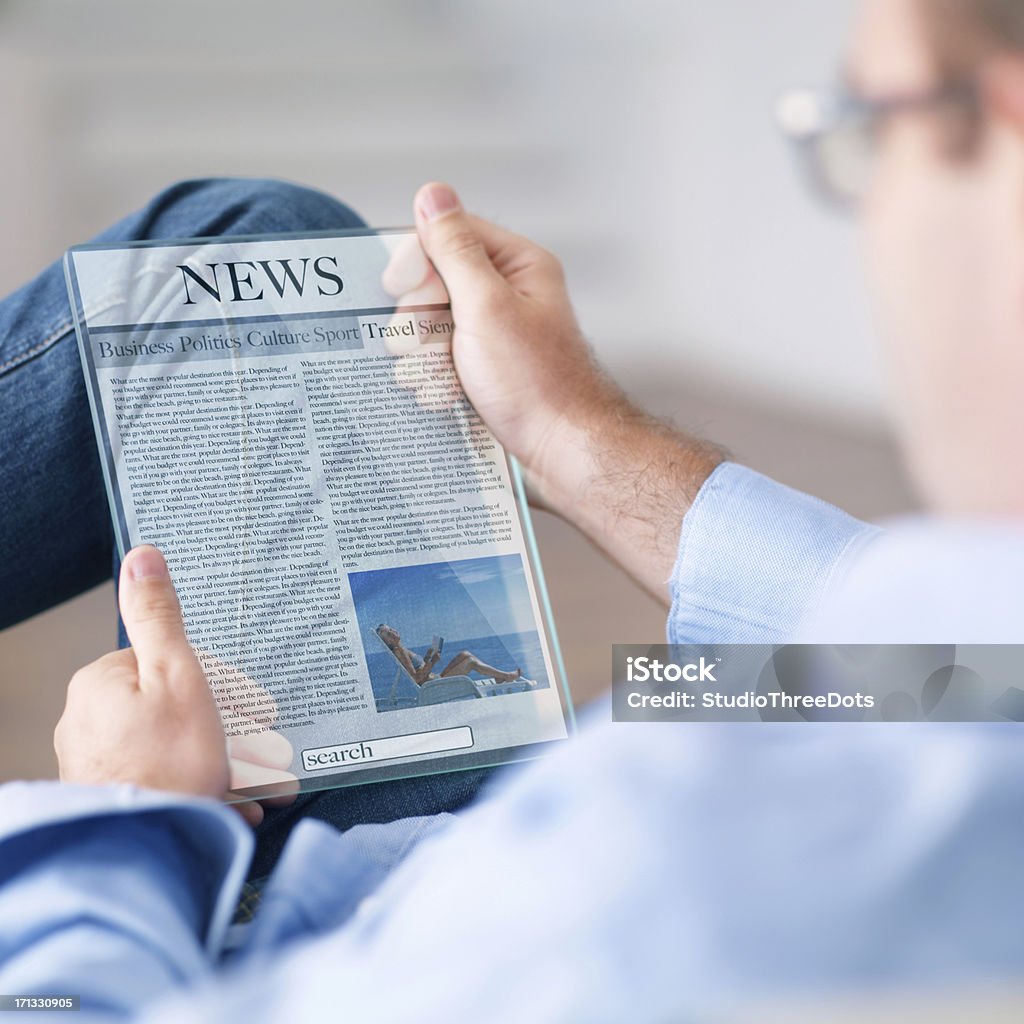 Homem lendo notícias com digital tablet a futurística - Foto de stock de Jornal royalty-free