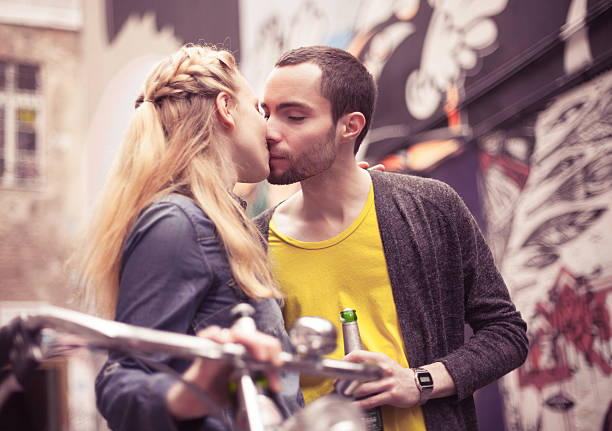 młoda para całować się na zewnątrz. berlin, niemcy - 20s berlin germany heterosexual couple boyfriend zdjęcia i obrazy z banku zdjęć