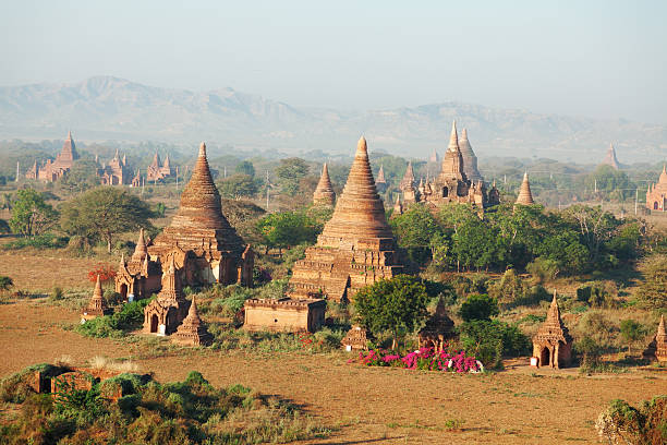 앤시언트 탑이 바간, 미얀마에 - vibrant color front view bagan myanmar 뉴스 사진 이미지