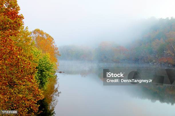 Autumn Mist Foto de stock y más banco de imágenes de Agua - Agua, Aire libre, Aislado