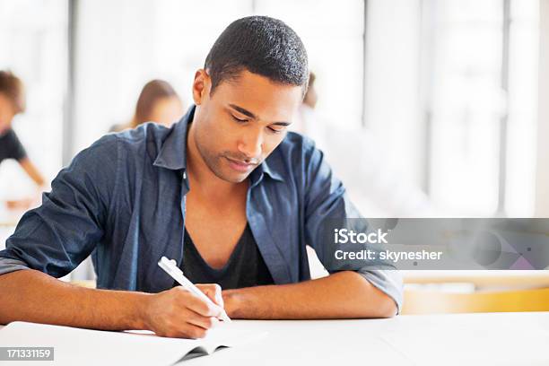 Gruppe Von Studenten Im Klassenzimmer Zu Schreiben Stockfoto und mehr Bilder von Hörsaal