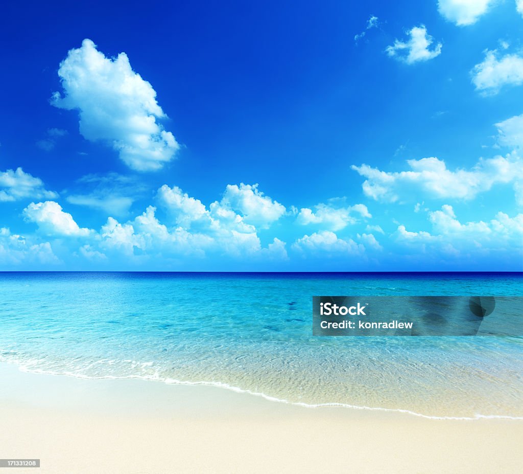 Песчаный пляж тропического океана - Стоковые фото Белый роялти-фри
