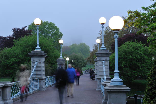 lagon bridge à boston common - boston formal garden bridge park photos et images de collection