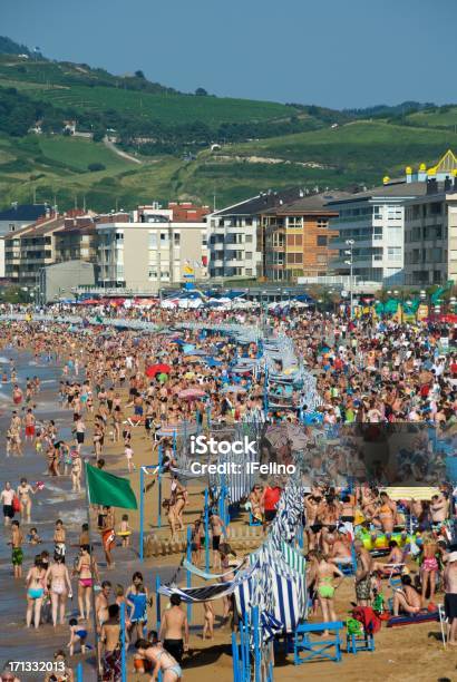 Bathers En La Playa De Zarauz Foto de stock y más banco de imágenes de Aire libre - Aire libre, Borde del agua, Calor