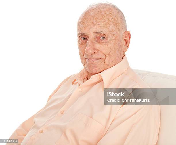 Starszy Człowiek Siedzący - zdjęcia stockowe i więcej obrazów Białe tło - Białe tło, Starsi mężczyźni, Cierpliwość