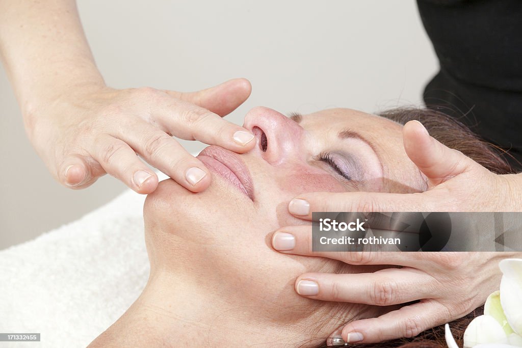Зрелая женщина расслабляющий массаж - Стоковые фото Массажировать лицо роялти-фри