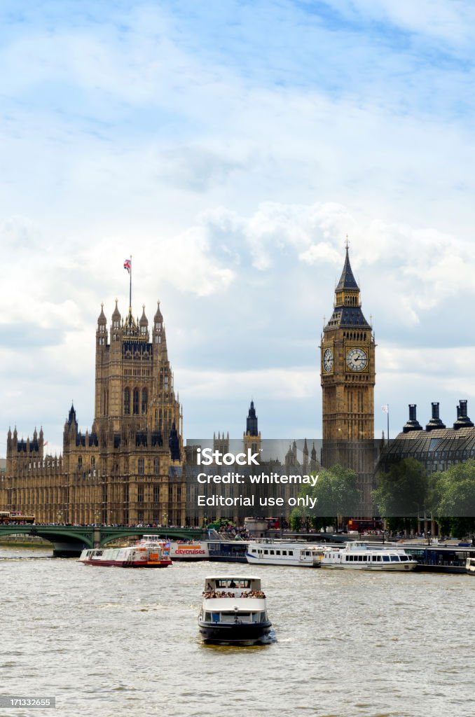 Der Elizabeth Tower, Houses of Parliament und tour boat - Lizenzfrei Ausflugsboot Stock-Foto
