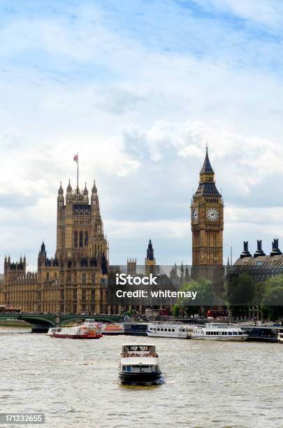 Der Elizabeth Tower Houses Of Parliament Und Tour Boat Stockfoto und mehr Bilder von Ausflugsboot