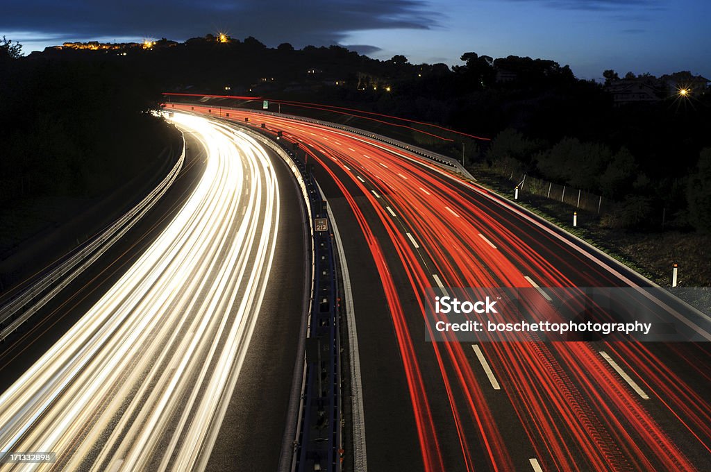 Autostrada w nocy ruchu; - Zbiór zdjęć royalty-free (Czerwony)