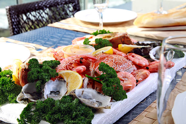 plato de pescados y mariscos con camarones y cangrejo de arena - prawn seafood plate serving dish fotografías e imágenes de stock