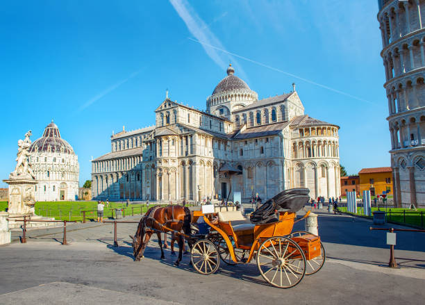 coche de caballos en pisa - piazza dei miracoli pisa italy tuscany fotografías e imágenes de stock