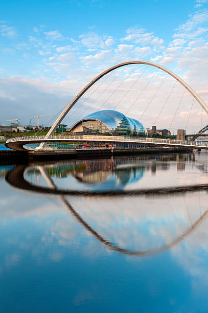 「millennium bridge 、gateshead 、ニューカッスルアポンタイン - cityscape color image vertical nobody ストックフォトと画像