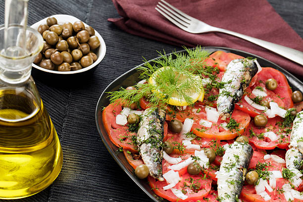 ensalada de tomate y pescado - mediterranean cuisine salad olive oil tomato salad fotografías e imágenes de stock