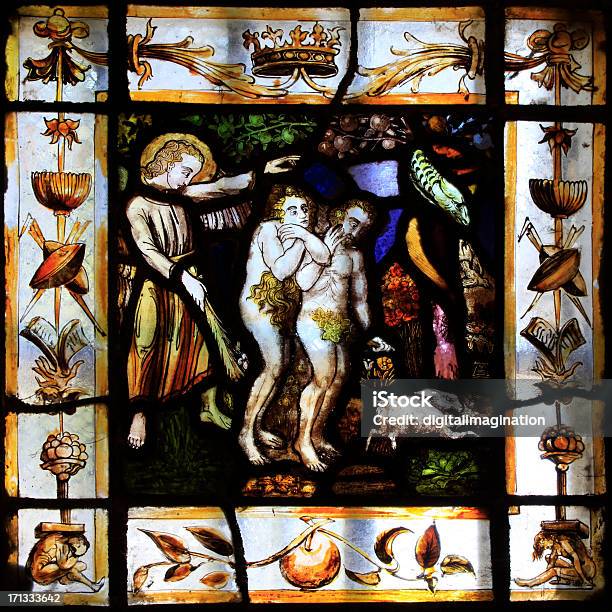 Adam And Eve Errichtet Vom Paradies Stockfoto und mehr Bilder von Buntglas - Buntglas, Die sieben Todsünden, Adam - Bibelfigur