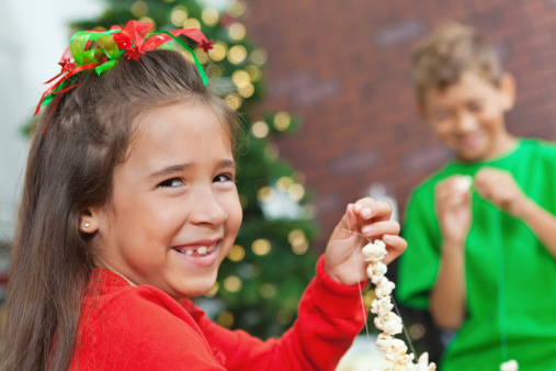 Children stringing popcorn as Christmas decorationhttp://www.asiseephotos.com/photo/banner_morechristmas.jpg