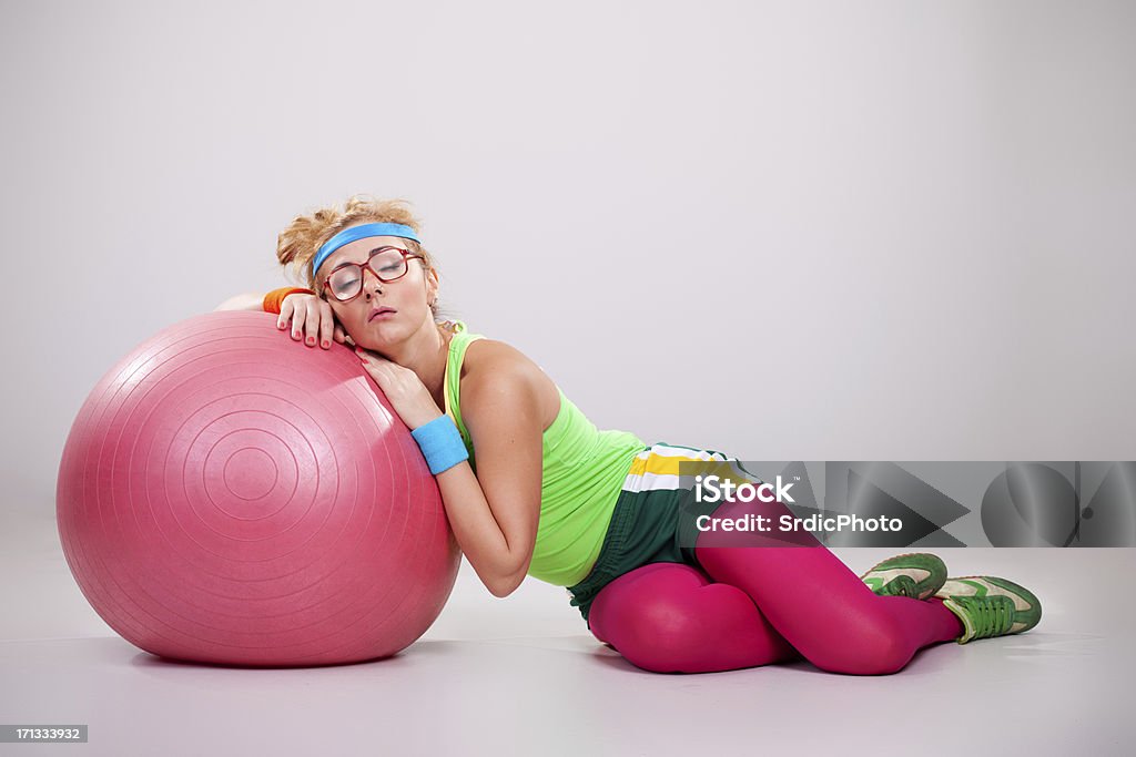 Cansado Nerd fitness menina dormindo na bola de pilates - Foto de stock de Humor royalty-free
