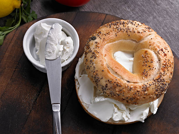 bagel - schmierkäse stock-fotos und bilder