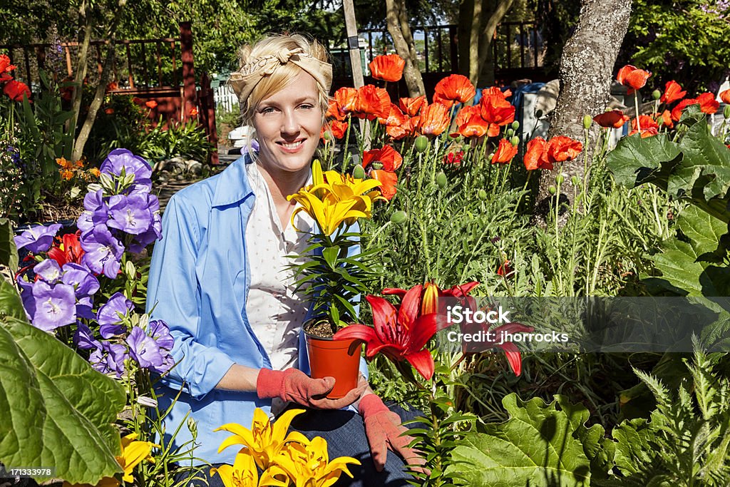 Jeune femme jardinage en Parterre de Fleurs - Photo de 25-29 ans libre de droits