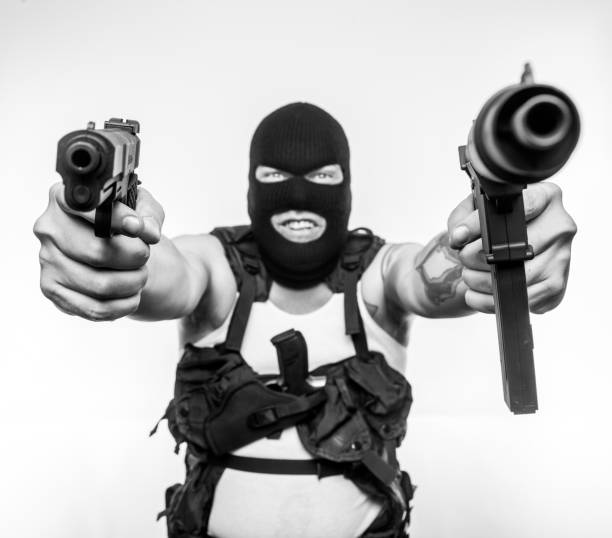 noir et blanc terroriste visant les armes gilet souriant d'un masque de ski - black ops photos et images de collection