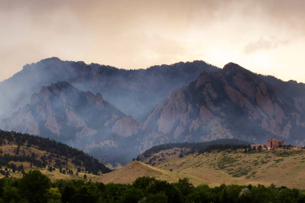 드라마틱 연기 및 안개 산 풍경 - flatirons colorado boulder mountain range 뉴스 사진 이미지