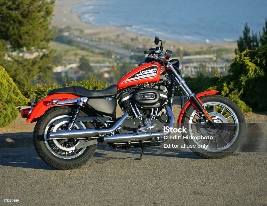 Harley Davidson 883 con vista oceano - Foto stock royalty-free di Ambientazione esterna